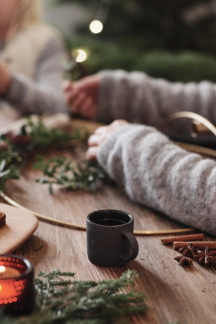  In einem Interview mit Nordic Nest rät Ernst Kirchsteiger, den ganzen Dezember zu nutzen und die Weihnachtsstimmung zu genießen. Auf dem Bild ERNST Glühweintasse. 