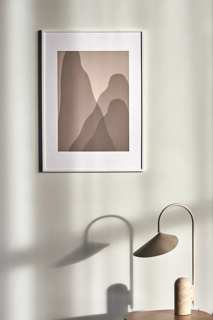 17 stilvolle Poster zur Dekoration Ihres Zuhauses - hier die von der Natur inspirierten Arches-Poster von Scandi Living in Beigetönen, die an Berggipfel erinnern.