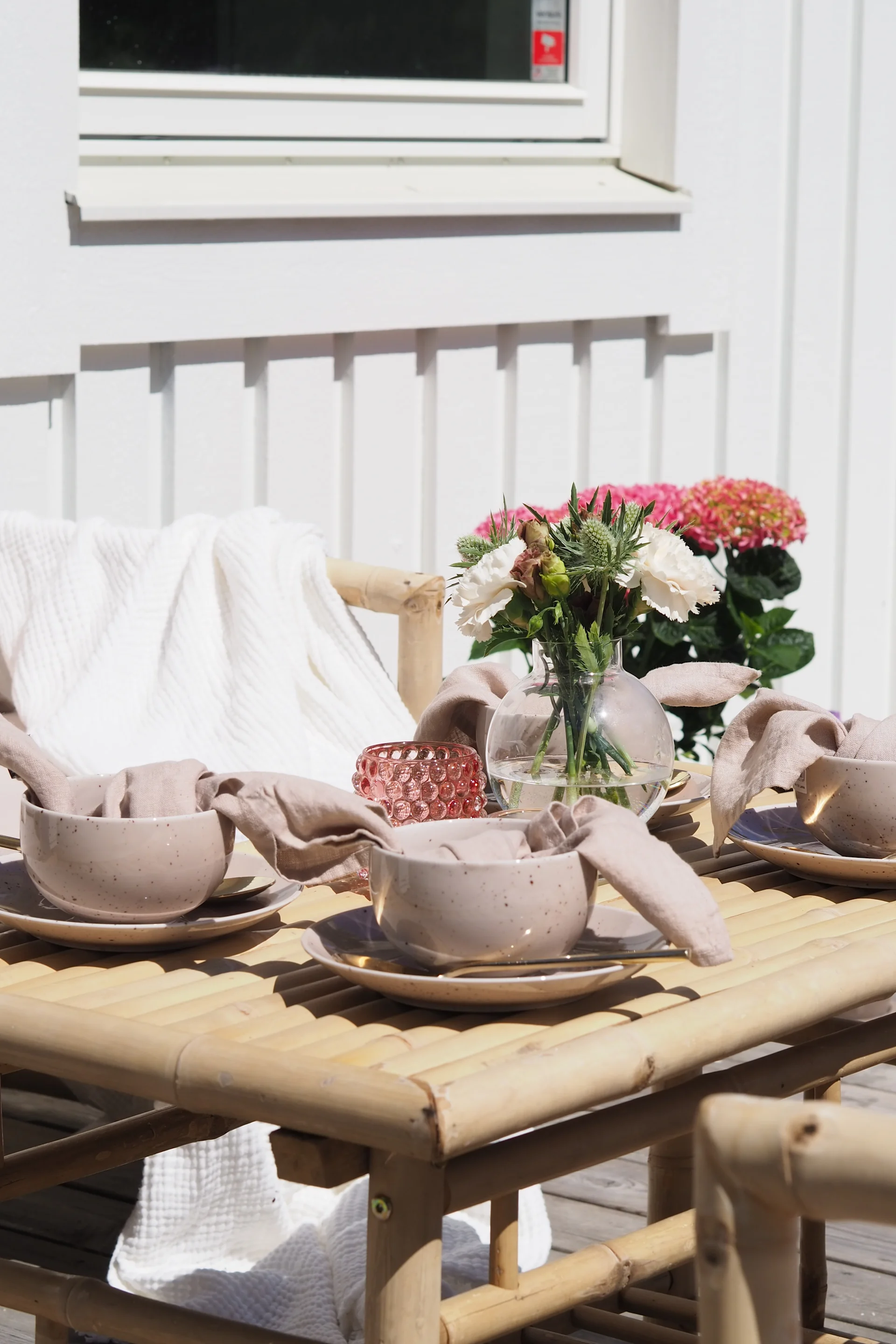 Tischdeko für den Sommer – Freckle Geschirr von Scandi Living. 