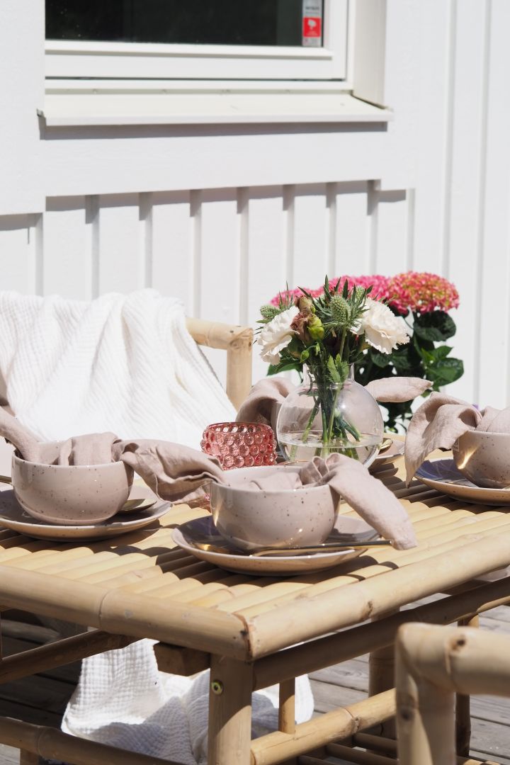 Tischdeko für den Sommer – Freckle Geschirr von Scandi Living. 