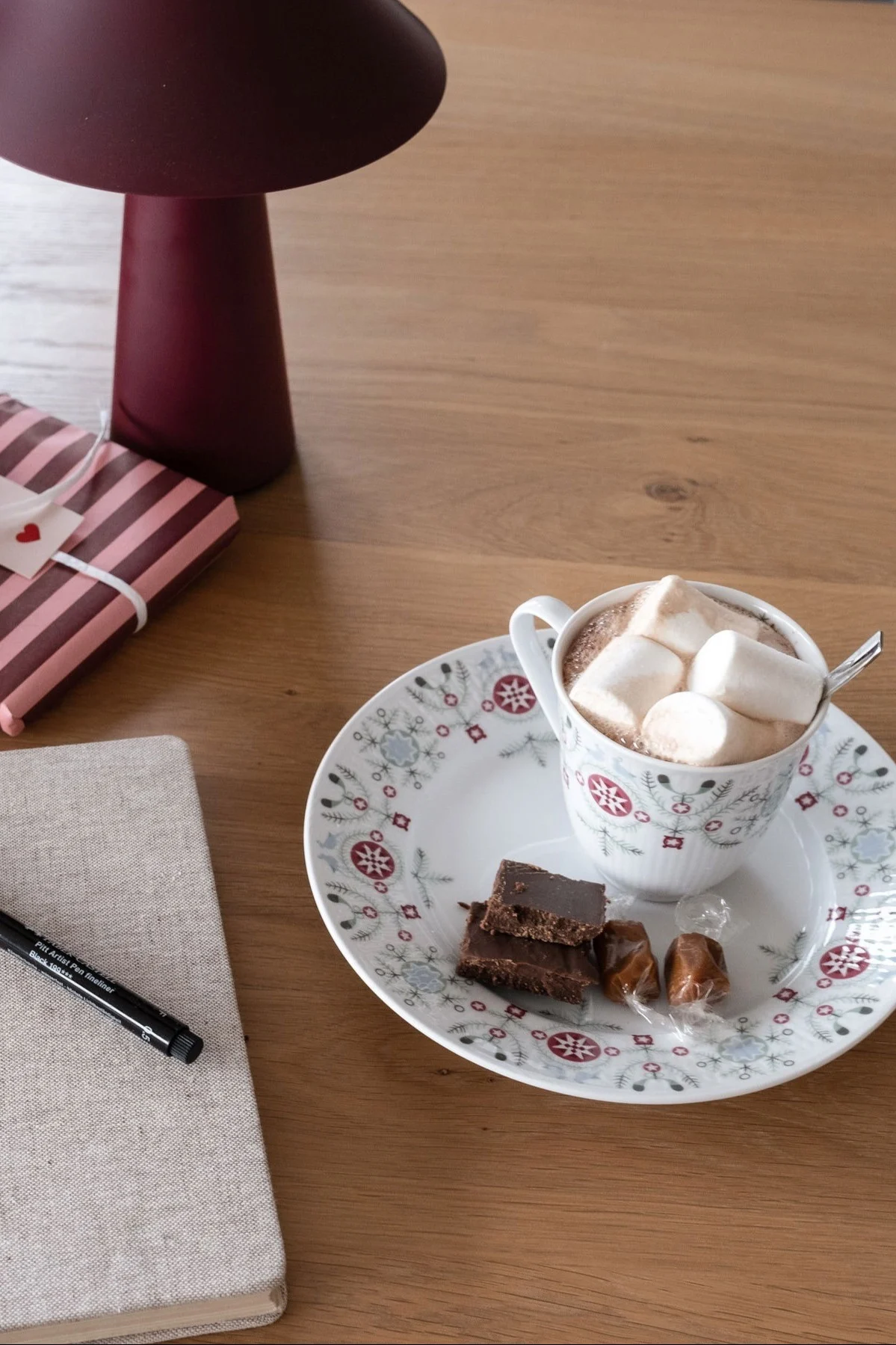 Weihnachtliches Geschirr wie das aus der Swedish Grace Winter-Kollektion von Rörstrand steht hier auf dem Tisch von @picsbyellen.