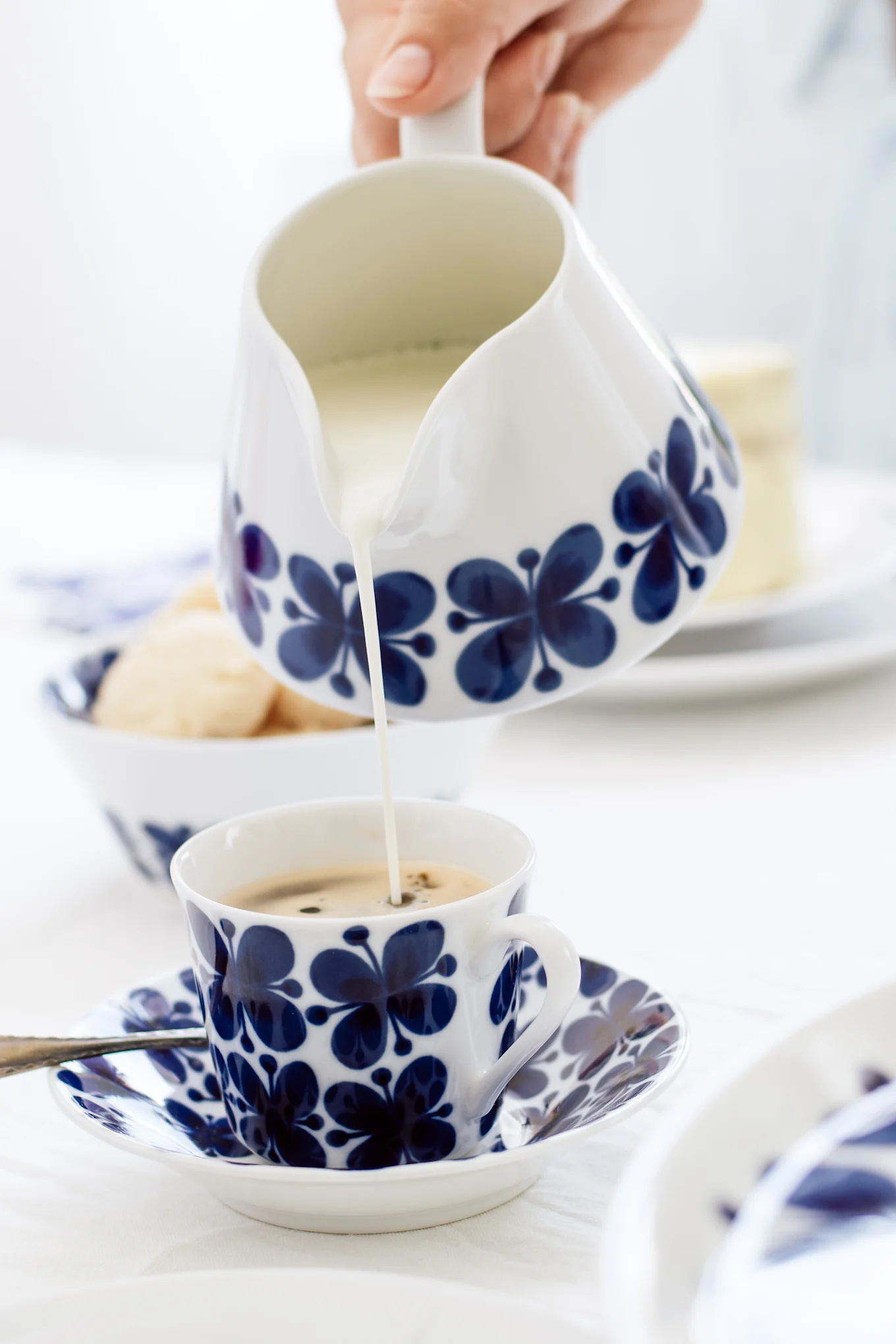 Kaffeetassen von Rörstrand sind ein schwedischer Klassiker, insbesondere die blau-weiße Mon Amie-Kollektion, die hier auf einem Tisch steht.