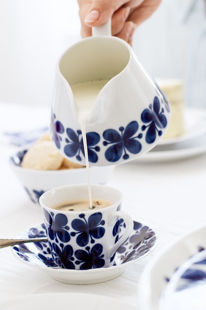 Kaffeetassen von Rörstrand sind ein schwedischer Klassiker, insbesondere die blau-weiße Mon Amie-Kollektion, die hier auf einem Tisch steht.