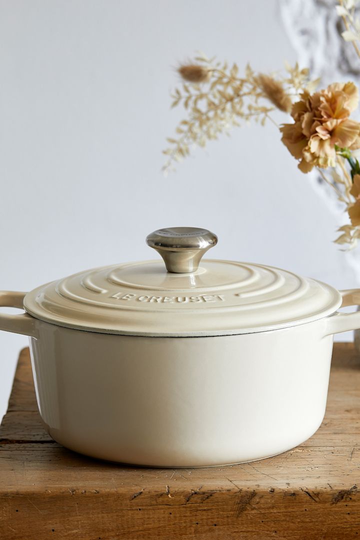 Hochwertige Küchenutensilien sind eine großartige Hochzeitsgeschenk-Idee, beispielsweise der weiße Signature Bräter von Le Creuset.