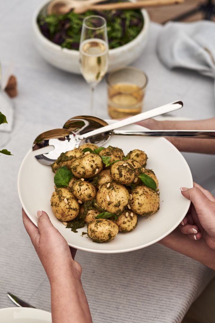 Veranstalten Sie eine schwedische Flusskrebs-Party und servieren Sie einen Pesto-Kartoffelsalat zu den Flusskrebsen. 