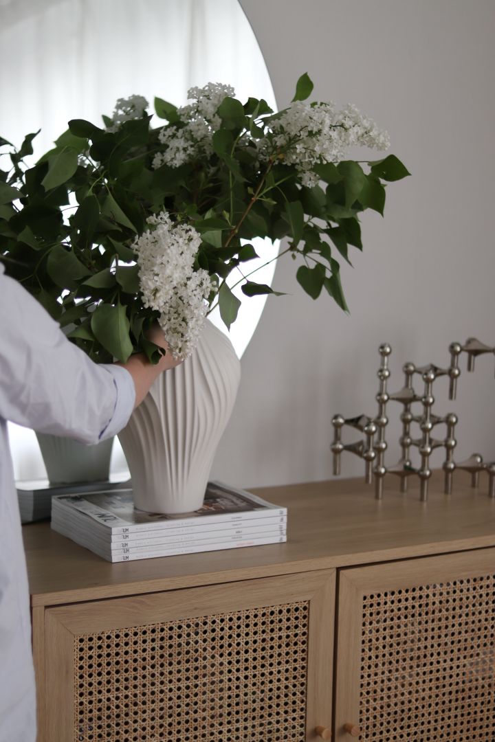 So gestalten Sie einen kleinen Flur: Inspiration von @hemmahosfalk mit der Anna Vase von Swedese, gefüllt mit frischen Blumen, um den Flur einladender zu gestalten.