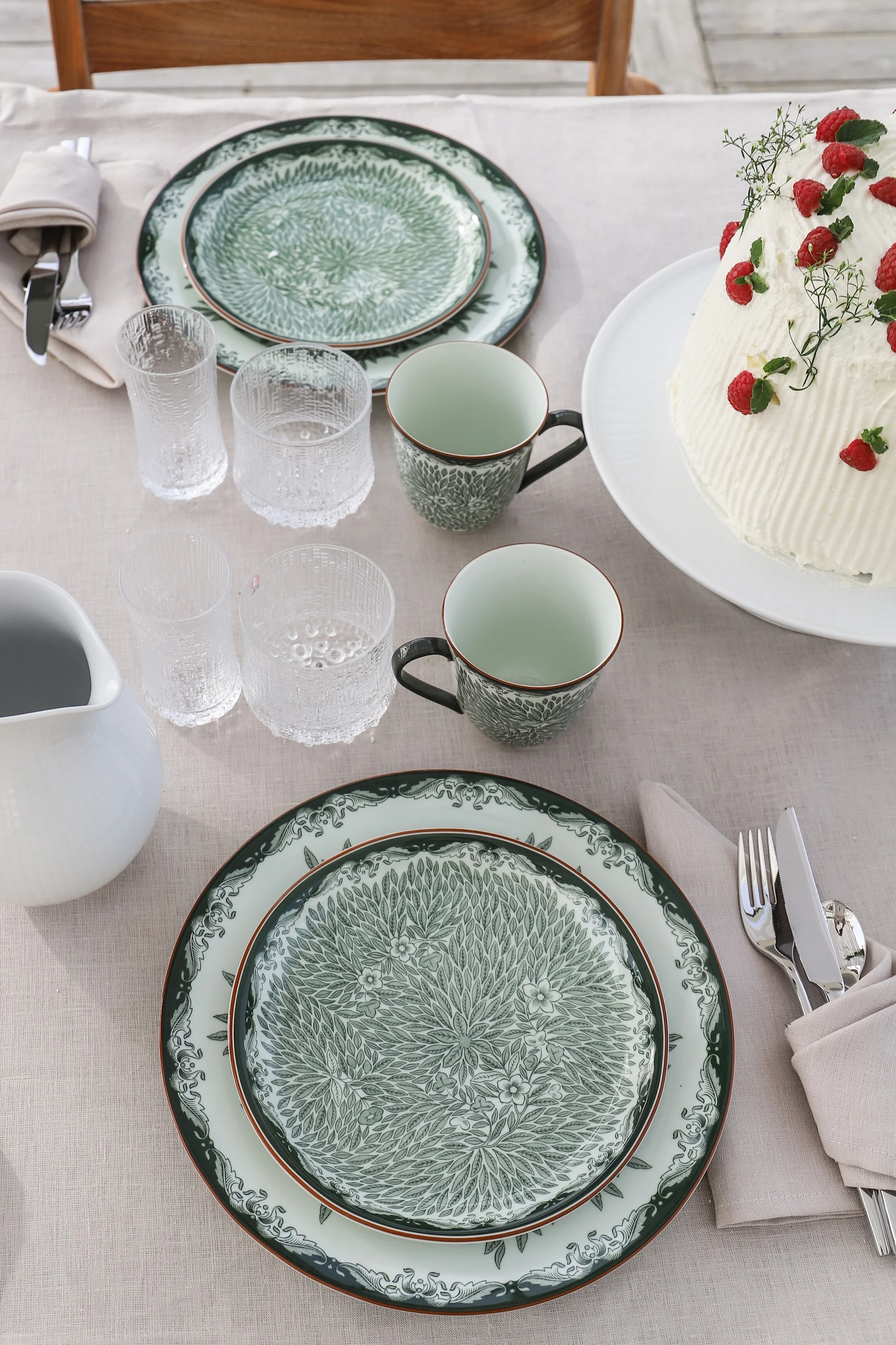 Decken Sie den Tisch zu Midsommar in Grün-Weiß mit Geschirr aus der Ostindia-Kollektion von Rörstrand.