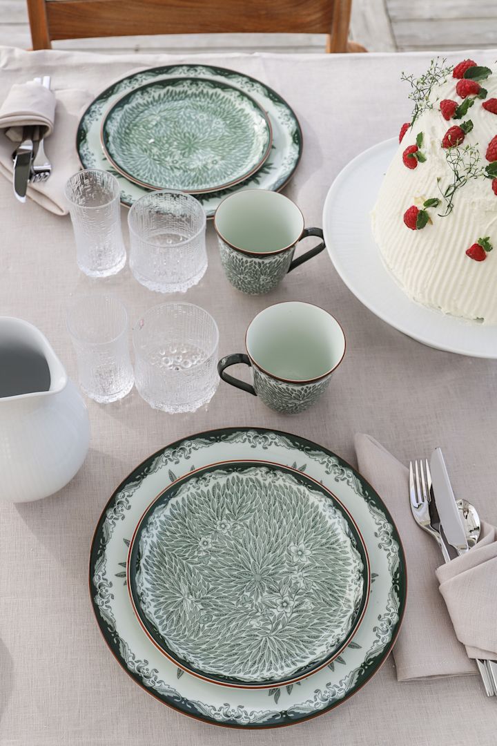 Decken Sie den Tisch zu Midsommar in Grün-Weiß mit Geschirr aus der Ostindia-Kollektion von Rörstrand.