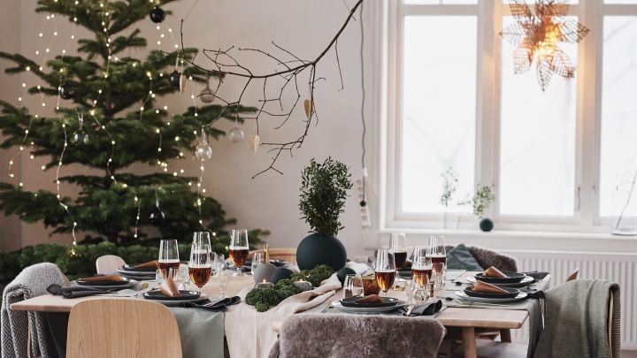 Eine grüne Weihnachtstischdekoration, die sich mit Dekorationen wie Grünkohl auf dem Tisch von der Natur inspirieren lässt.
