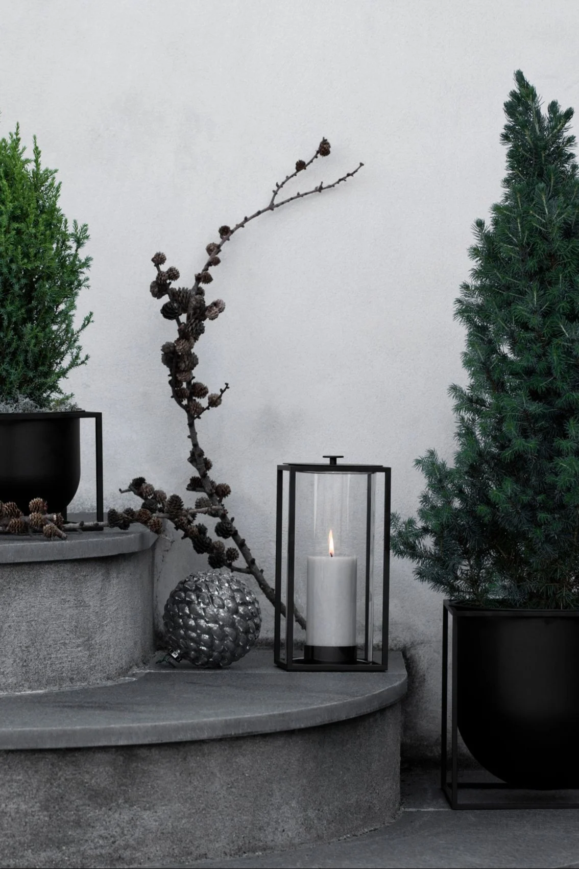 Verschönern Sie Ihre Außentreppe mit Laternen und Windlichtern für draußen, beispielsweise mit der Light'In-Laterne von Audo Copenhagen.