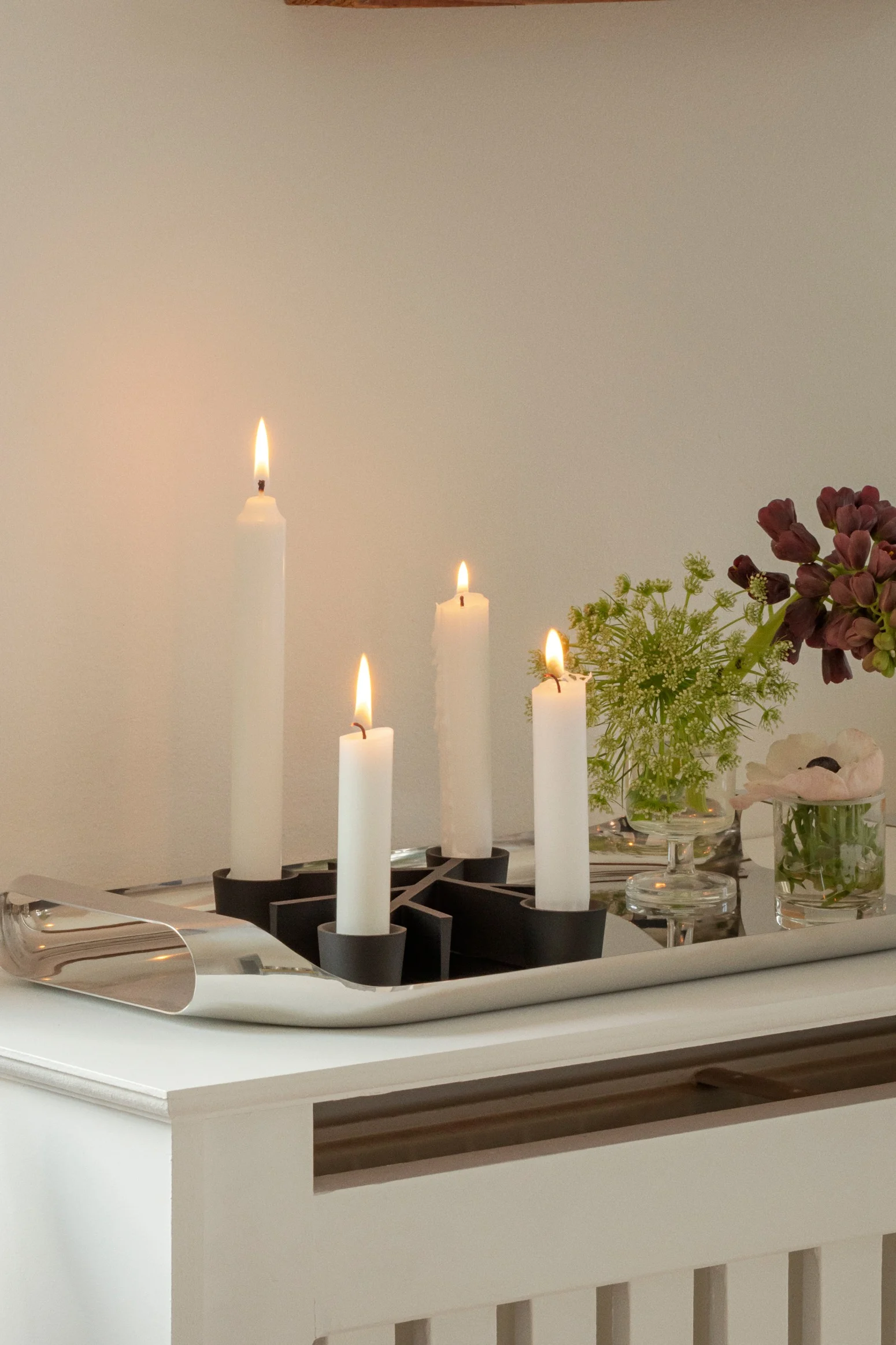 Auf einer Kommode steht der weihnachtliche Eva Solo Twig Kerzenhalter.