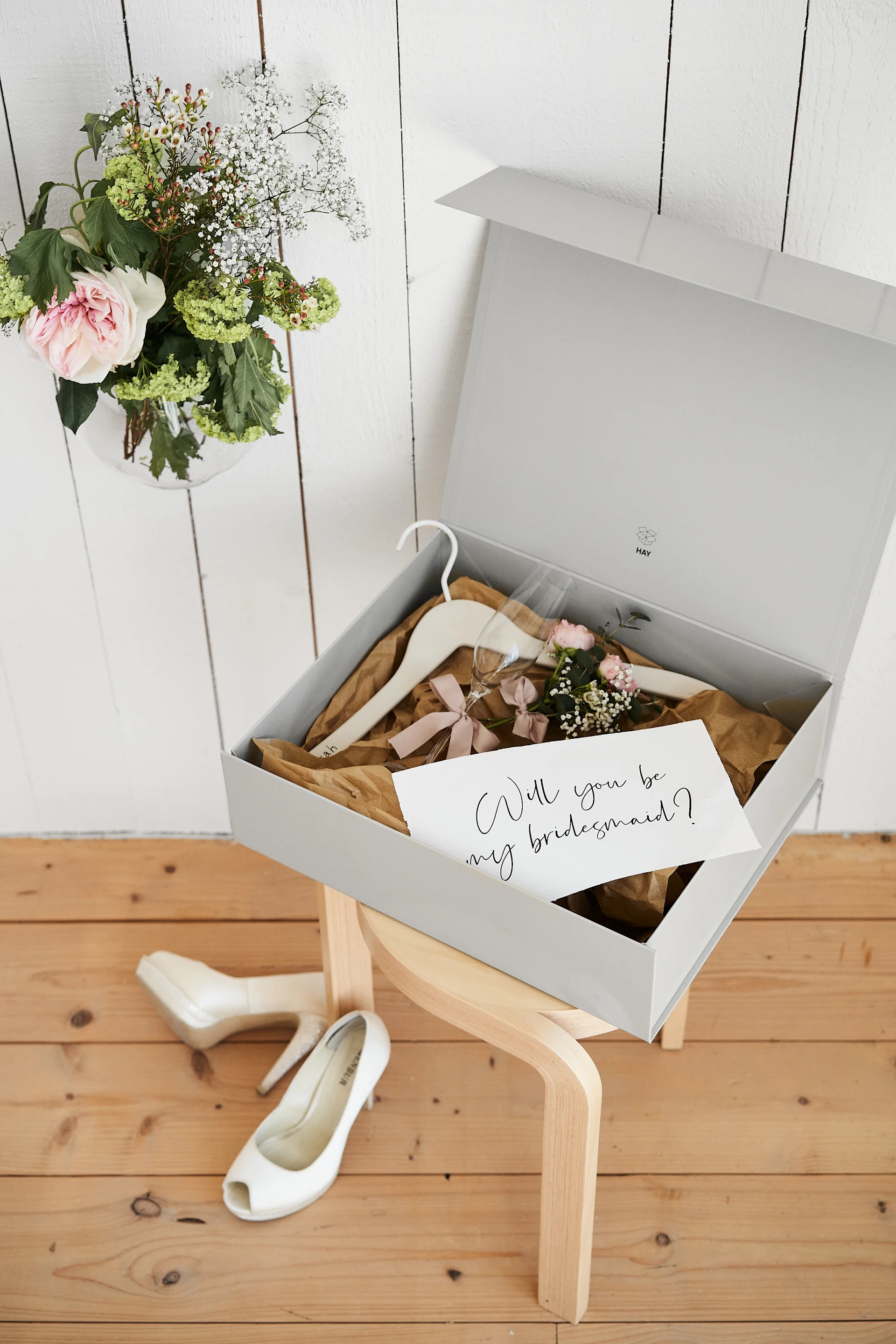Lassen Sie sich von diesen einzigartigen Hochzeitsideen inspirieren, wie z.B. einem personalisierten Brautjungfernantrag mit Aufbewahrungsbox und Kleiderbügel von HAY, ideal für das Brautjungfernkleid. 