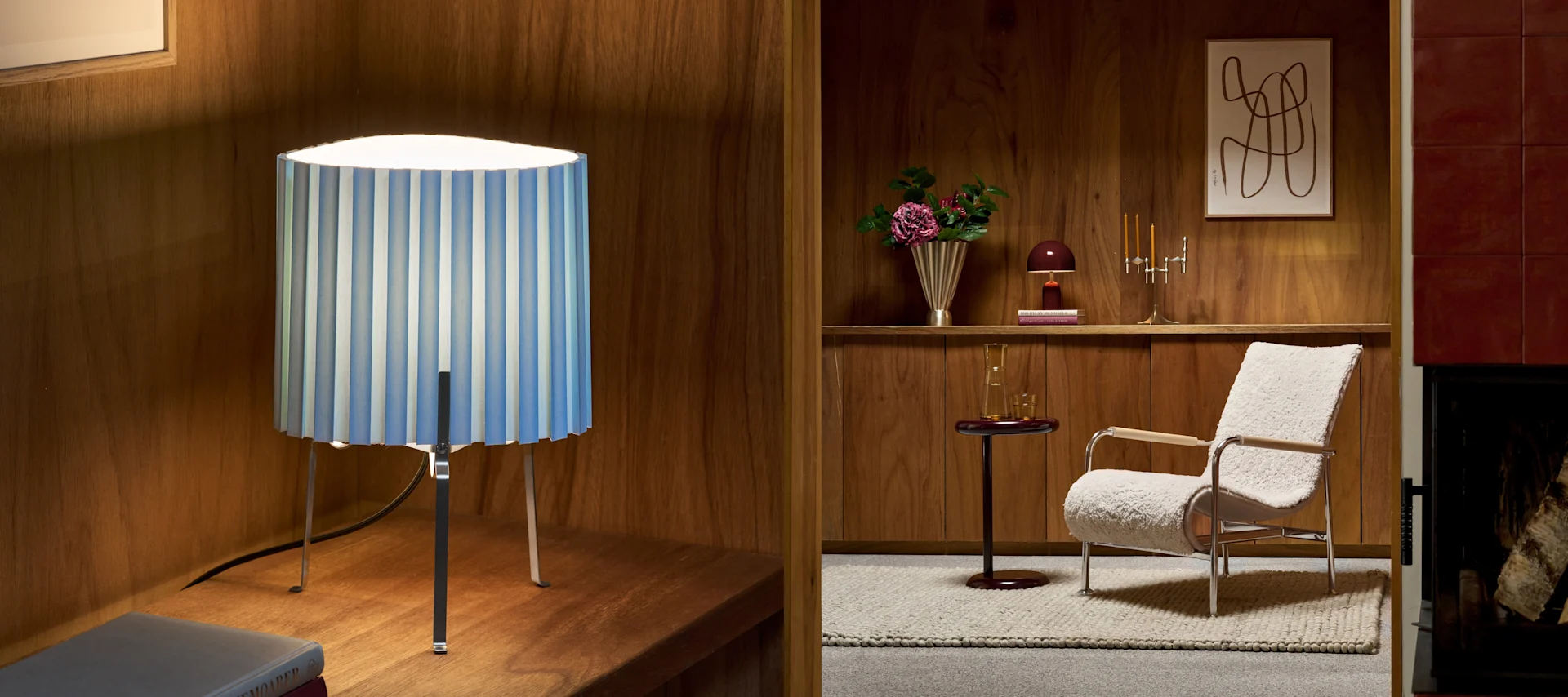 Ein geteiltes Bild von zwei Innenansichten. Links: eine blau-weiß gestreifte Tischlampe auf einem Holzregal. Rechts: ein Wohnzimmer mit einem pelzigen Sessel, einem Beistelltisch, einer Ablage mit Deko und einem Kamin.