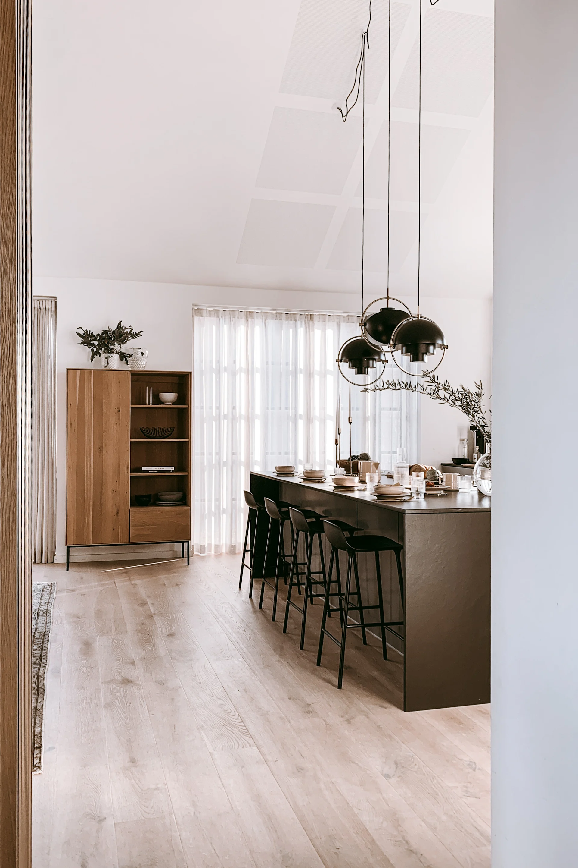 Anela Tahirovic @arkihem hat die Kücheninsel mit Form Chair Barhockern von Normann Copenhagen zusammen mit Multi-Lite Deckenleuchten von Gubi eingerichtet.