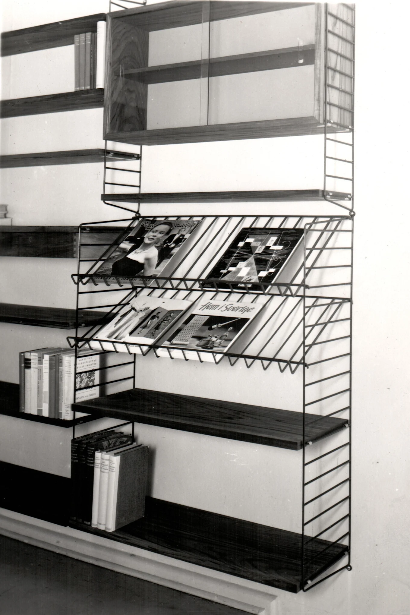 String Regalsystem: Hier sehen Sie ein schwarzes String-Regalsystem aus den 50er-Jahren, welche auch heute noch die gleichen Abmessungen aufweist.