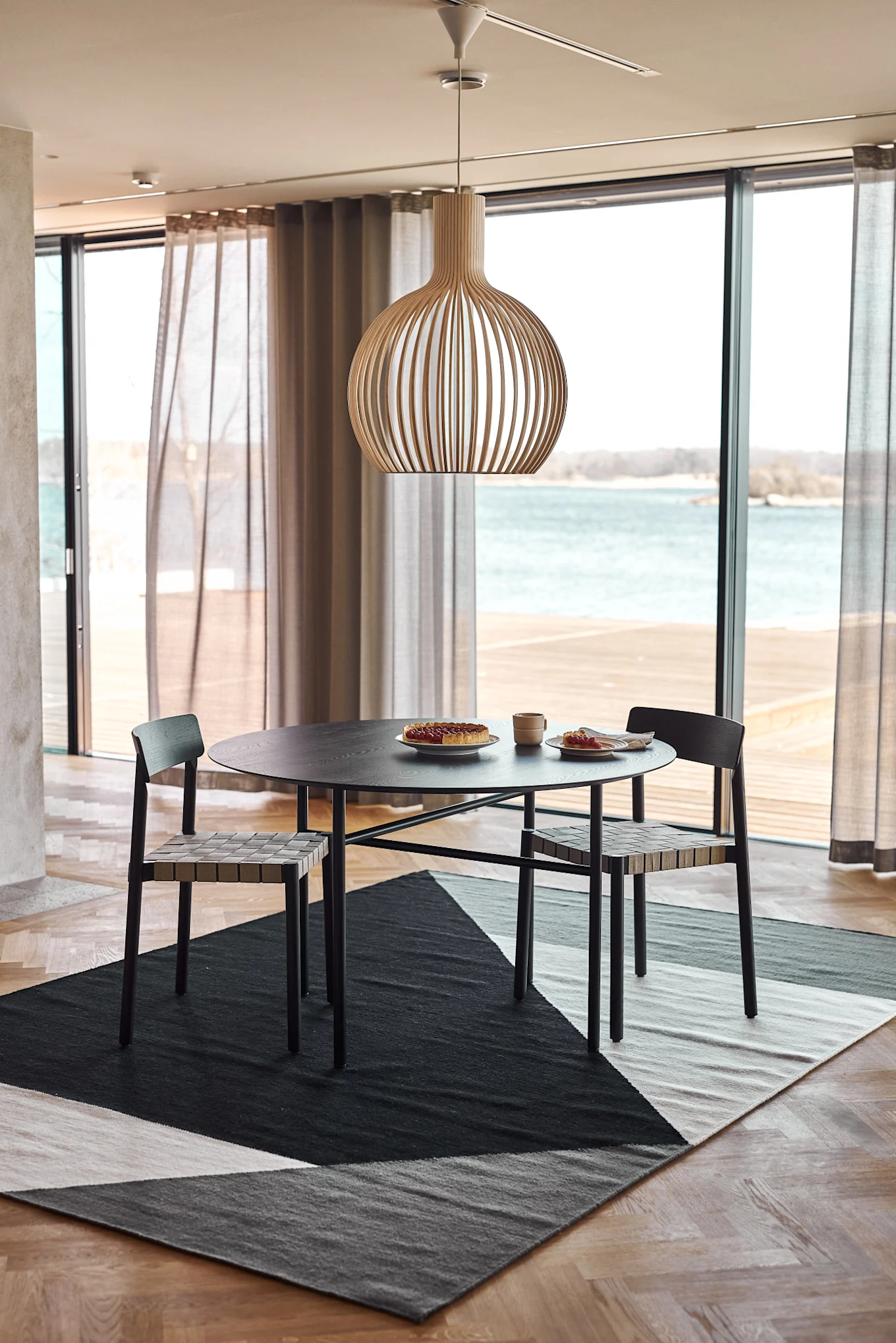 Teppiche für den Essbereich: Der Stripes blocks Kelim Teppich von NJRD liegt in einem lichtdurchfluteten skandinavischen Essbereich.