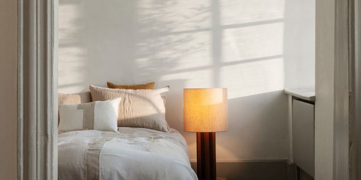 Schaffen Sie ein Schlafzimmer wie im Hotel: Verwenden Sie helle Textilien und gute Beleuchtung. 