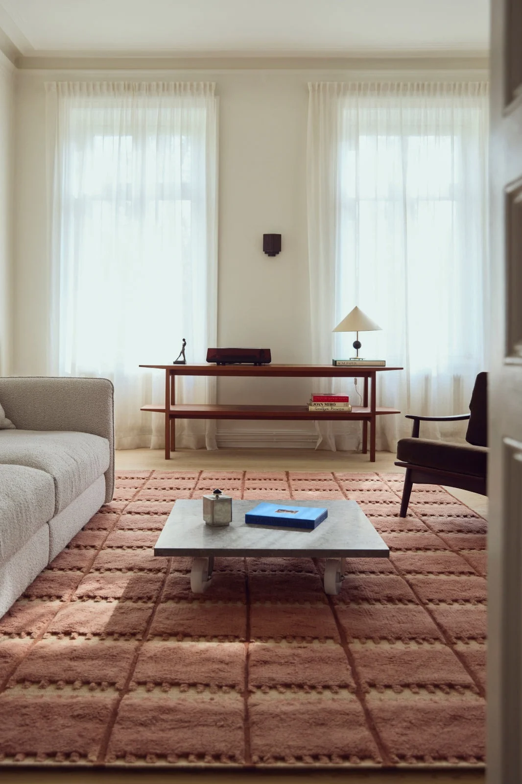 Lehmfarben gehören zu den Farbtrends für Innenräume im Jahr 2026, was sich auch in diesem Teppich von Layered widerspiegelt.