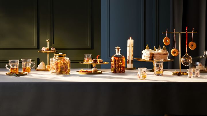 Skandinavischer Glühwein und andere Leckereien: Hier sehen Sie eine reich gedeckte Tafel mit zahlreichen Produkten von Holmegaard, darunter die Weihnachts-Schnapsflaschen und die Glühweingläser.
