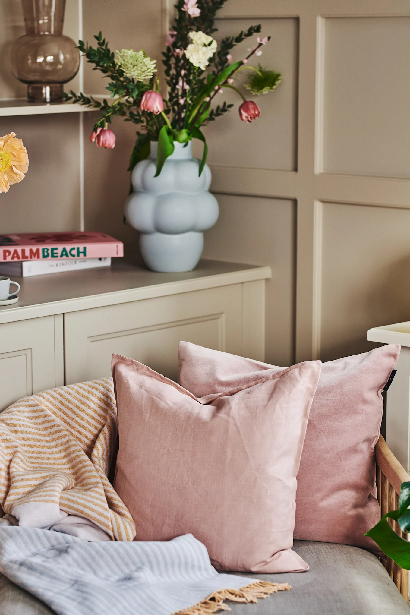 Bringen Sie Pastellfarben in Ihre Einrichtung, indem Sie mit dem Calm Kissen in Dusty Rose von Scandi Living dekorieren.