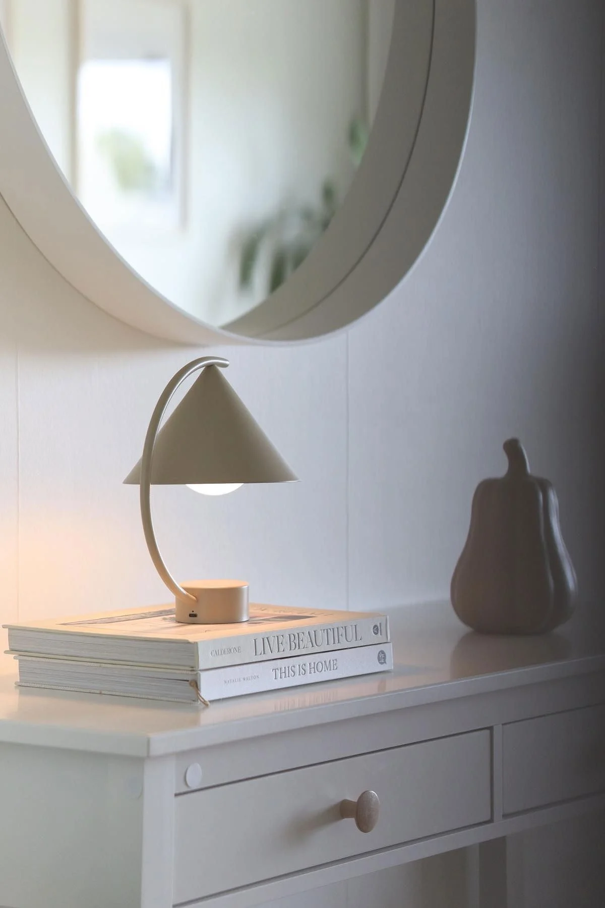 Die beigefarbene Tischlampe Meridian steht im beigefarbenen Wohnzimmer von @viggomommy auf einer Kommode.