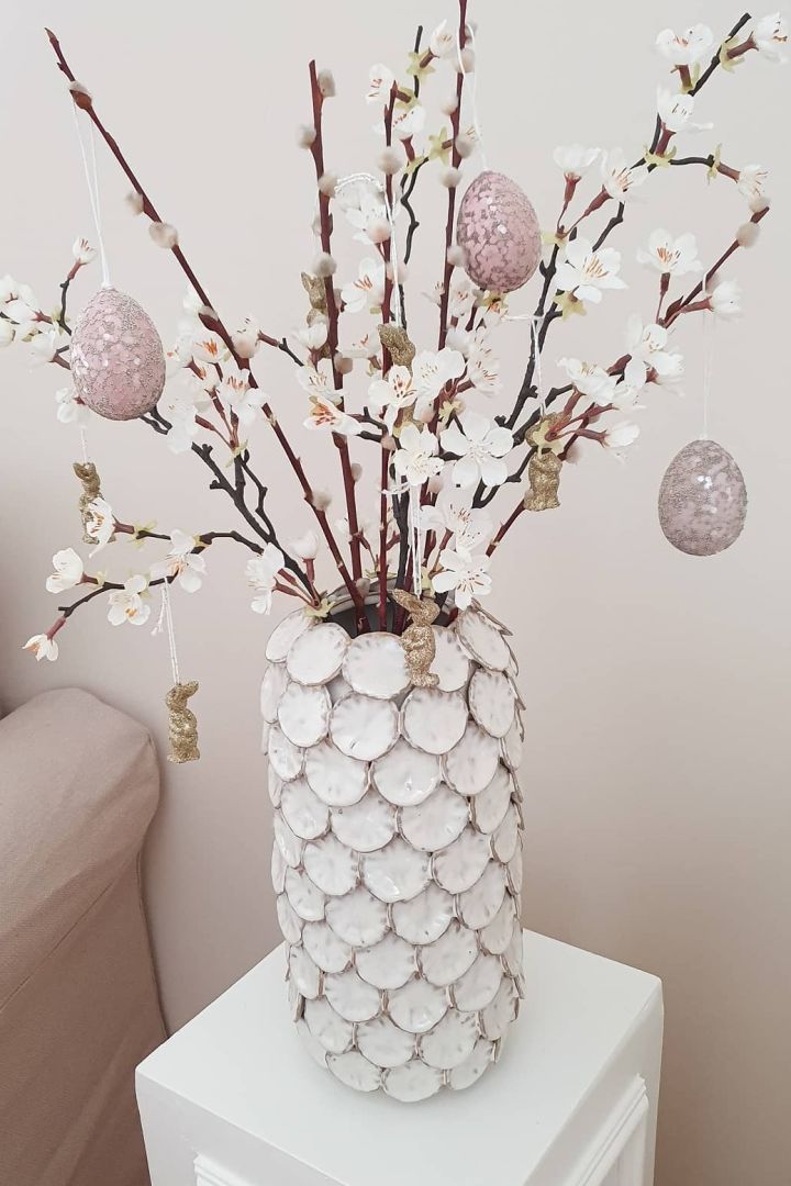 Osterdekoration: Hier sehen Sie die Dot Vase von House Doctor im Zuhause von @kajsaemma, dekoriert mit frühlingshaften Zweigen, an welchen Ostereier hängen.