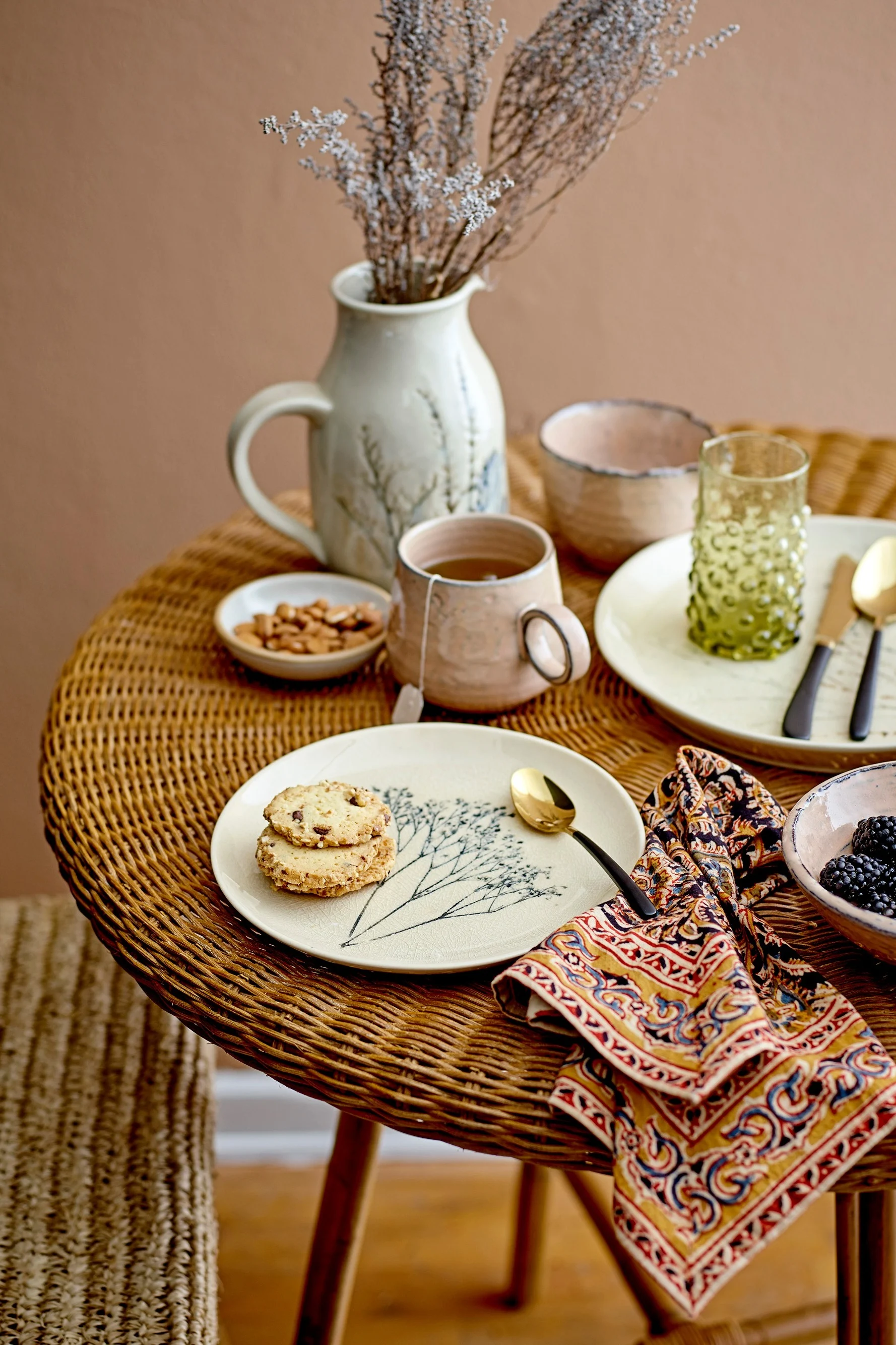 Boho Deko aus Steingut - auf einem gedeckten Tisch steht Geschirr von Bloomingville, darunter die Bea Kanne, die hier als Vase verwendet wurde.