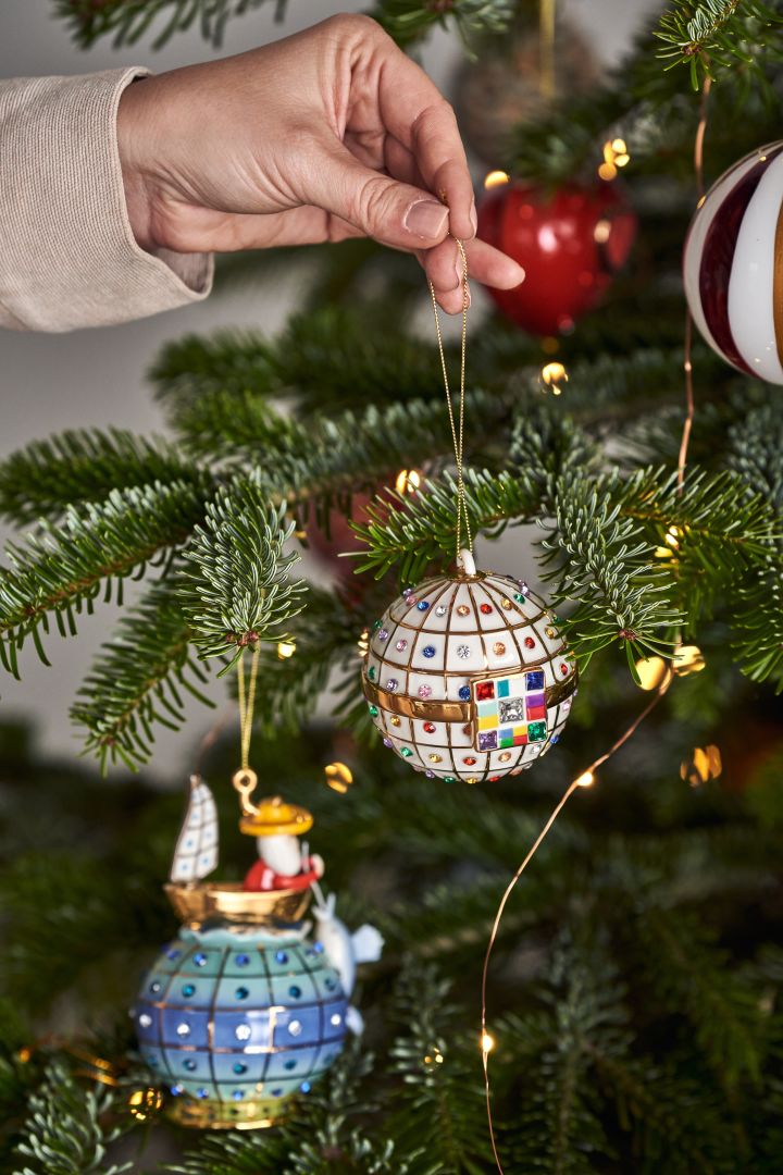 Dekorieren Sie Ihren Baum dieses Jahr mit dem Weihnachtsbaumschmuck 2021 in den 4 verschiedenen Stilen der Nest Trends – Nurture, Share, Boost und Cultivate. Hier sehen Sie zwei Faberjori Weihnachtskugeln von Alessi, Palla di Fidanzamento und Il Vecchio e il Mare.
