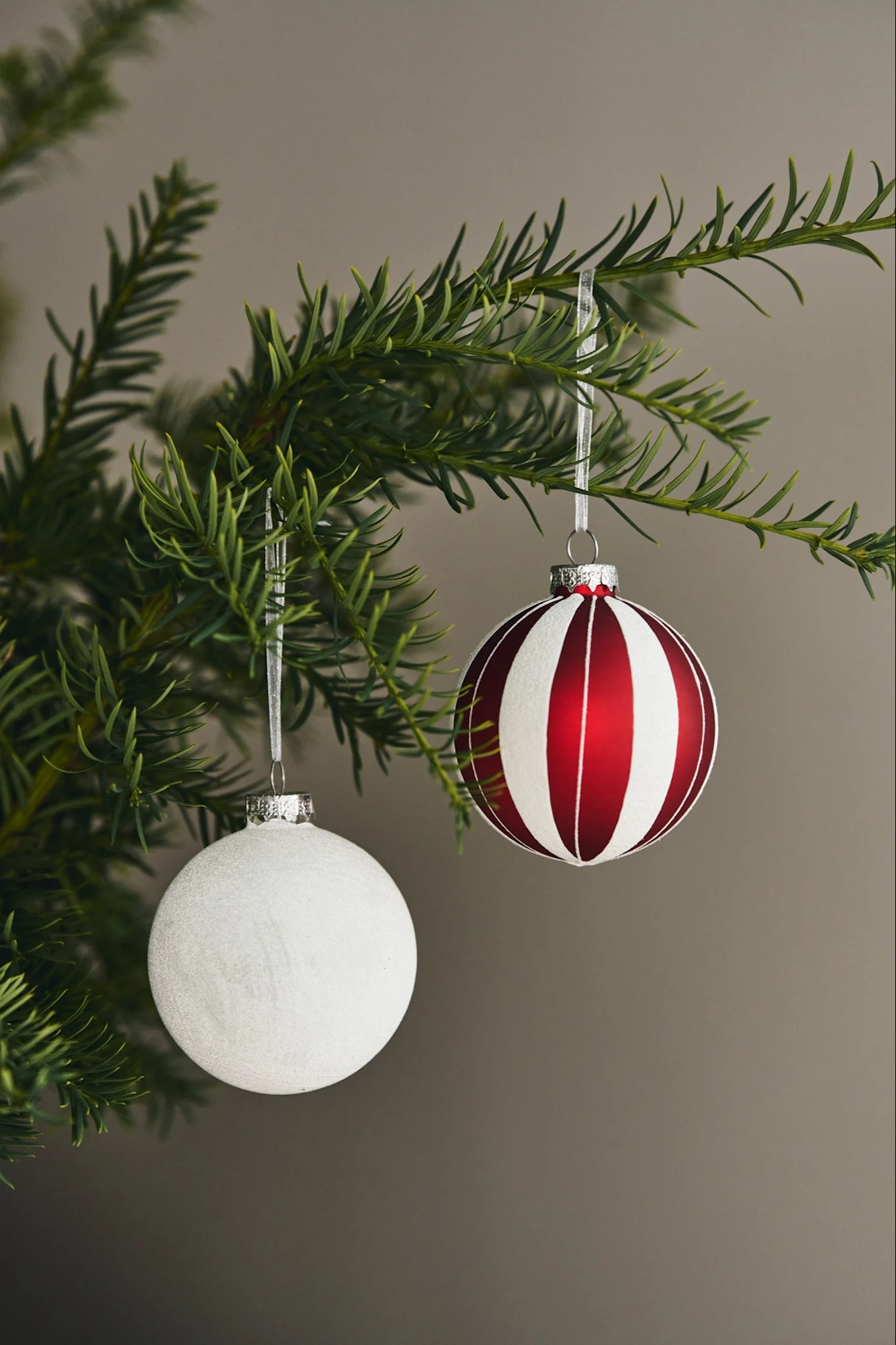 Dekorieren Sie Ihren Baum dieses Jahr mit dem Weihnachtsbaumschmuck 2021 in den 4 verschiedenen Stilen der Nest Trends – Nurture, Share, Boost und Cultivate. Hier sehen Sie Souvenir Weihnachtskugeln von Holmegaard.