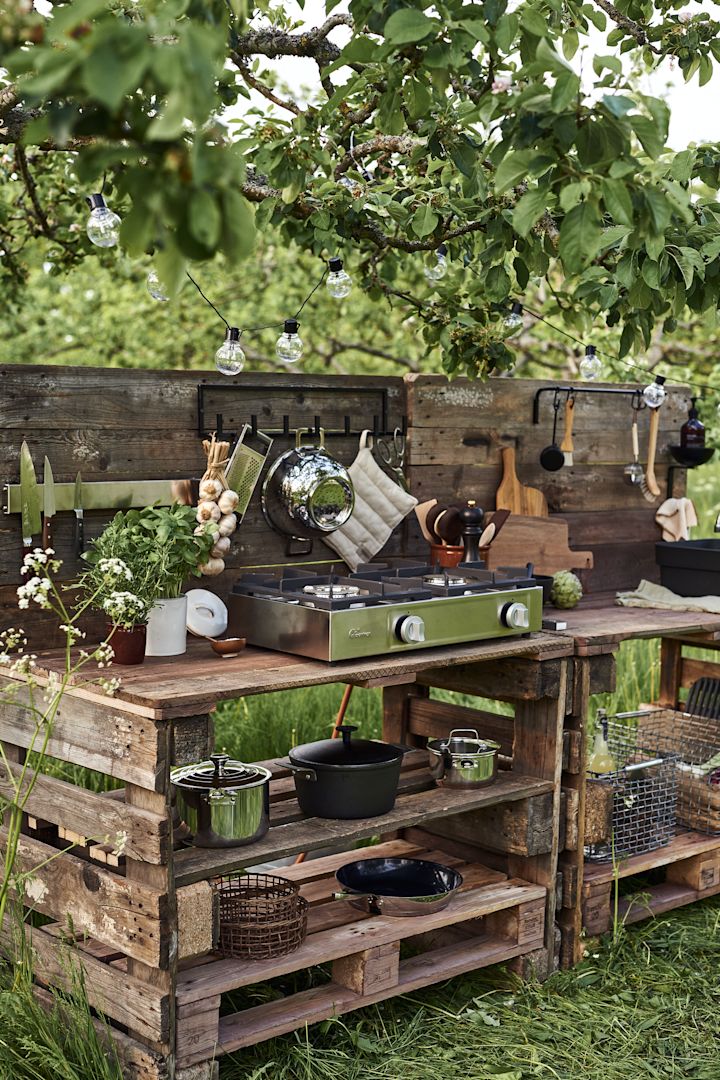 Outdoor Küche selber bauen: Bauen Sie Ihre eigene einfache Outdoor-Küche aus Europaletten. Hier sehen Sie die Kochstation mit Regalen für Ihre Töpfe und Utensilien. 