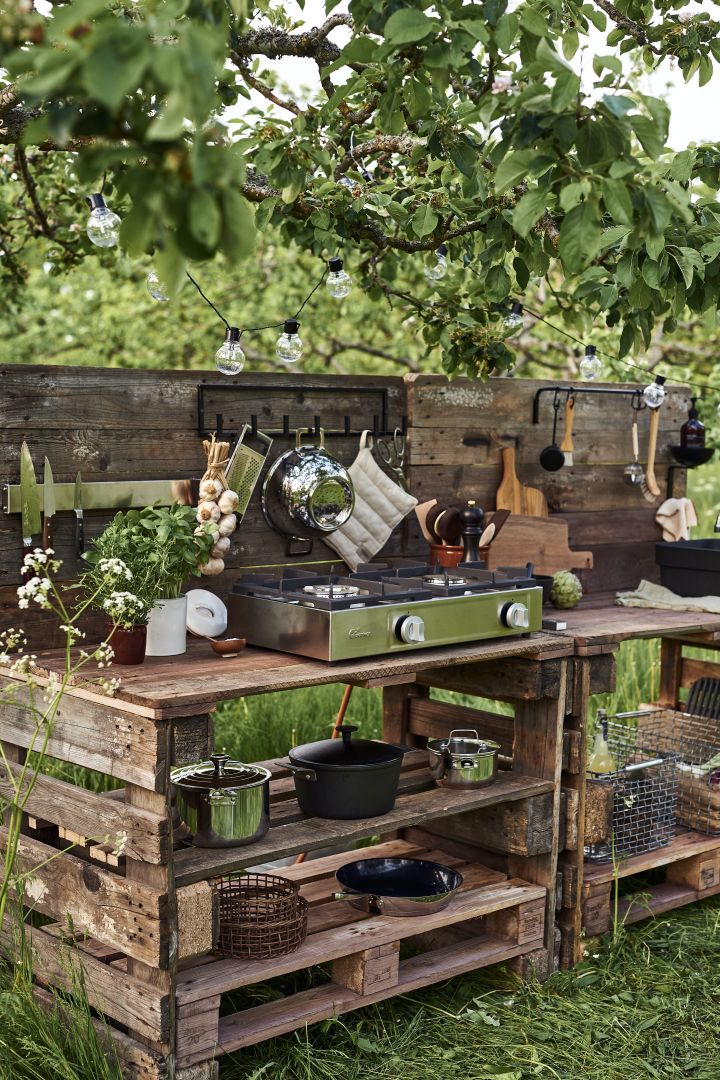Outdoor Küche selber bauen: Bauen Sie Ihre eigene einfache Outdoor-Küche aus Europaletten. Hier sehen Sie die Kochstation mit Regalen für Ihre Töpfe und Utensilien. 