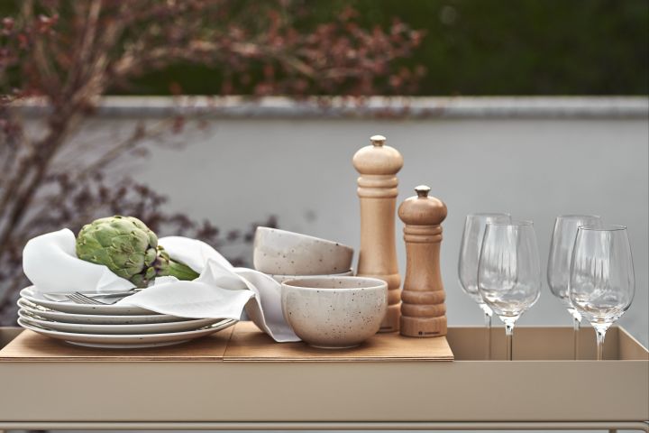Dekorieren Sie Ihre Außenküche mit den stilvollen Scandi Living-Weißweingläsern, der holzfarbenen Zassenhaus-Pfeffermühle und den beigen Freckle-Schalen und -Tellern.