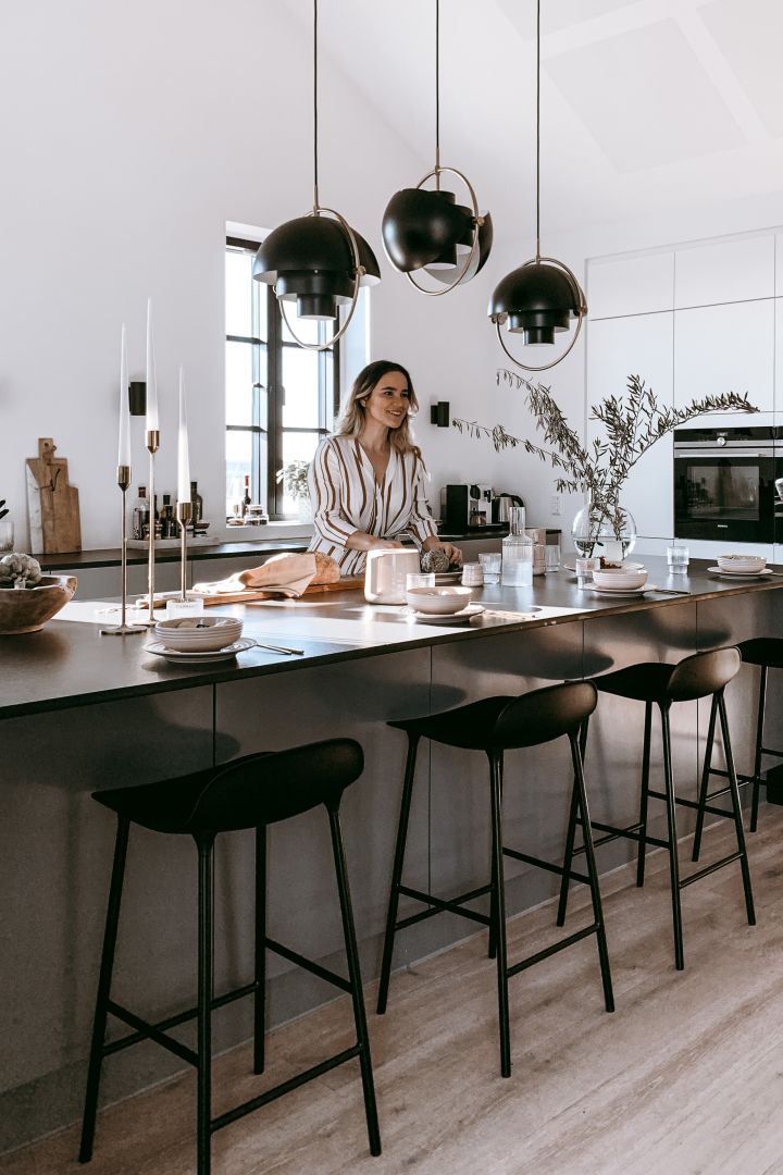 Anela Tahirovic @arkihem hat die Kücheninsel mit Form Chair Barhockern von Normann Copenhagen zusammen mit Multi-Lite Deckenleuchten von Gubi kombiniert.