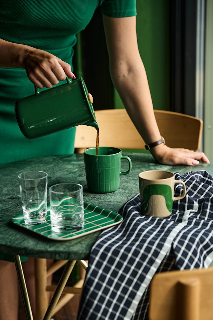 Auch ein toller dunkler Grünton hält Einzug in die Wohntrends des Herbstes 2023 und auch in die Tischkultur. Hier: Marimekko Kannen und Becher in Grün.