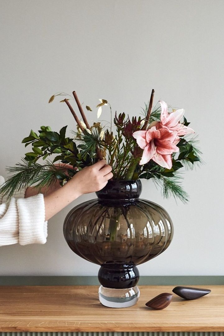 Holen Sie sich einen der Einrichtungstrends des Frühlings 2023 mit der auffälligen Balloon Vase von Roe Copenhagen in der Farbe Smoke nach Hause.