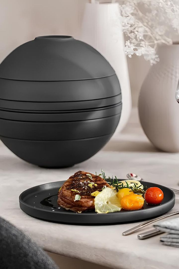 Hochzeitsgeschenk-Idee: Das Iconic La Boule Service von Villeroy & Boch lässt sich zu einer Kugel zusammensetzen und steht hier neben einem Teller auf einem gedeckten Tisch.