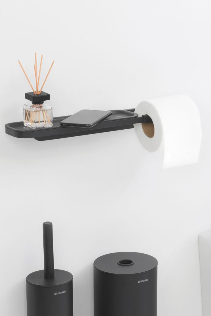 Der von Brabantia entworfene Toilettenpapierhalter mit einer praktischen Ablage für Ihr Telefon oder eine Duftkerze ist ein praktischer Alltagshelfer für alle, die im Badezimmer mehr Ordnung schaffen wollen. 