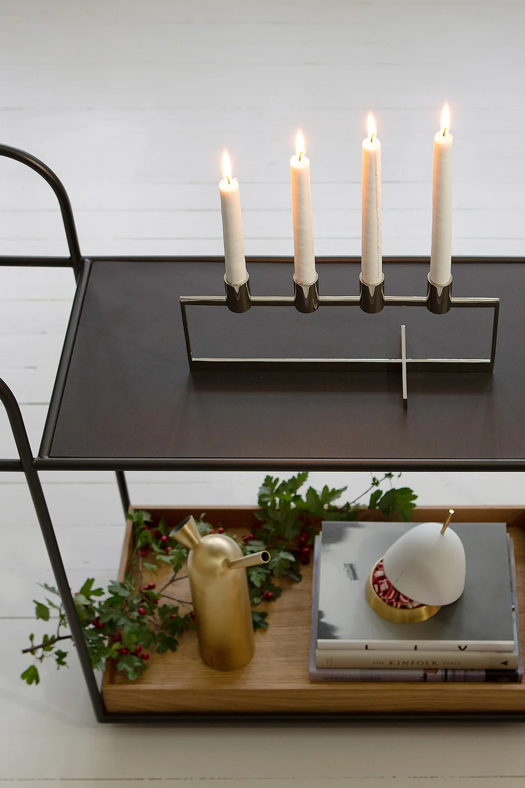 Der Anno Domini Kerzenhalter von Klong steht auf einem Servierwagen, die Etage darunter ist weihnachtlich dekoriert.