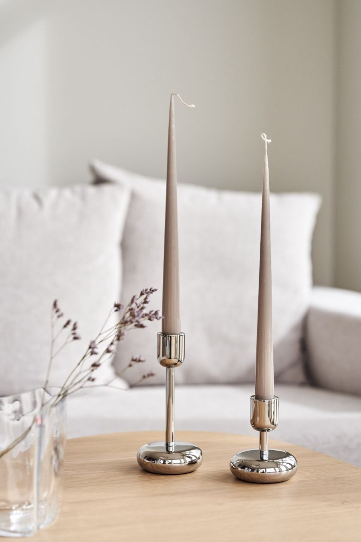 Richten Sie Ihr Wohnzimmer mit beigen Möbeln ein, um eine gemütliche Umgebung in Ihrem Zuhause zu schaffen. Hier sehen Sie Ester & Erik-Kerzen in Nappula-Kerzenhaltern von Iittala.