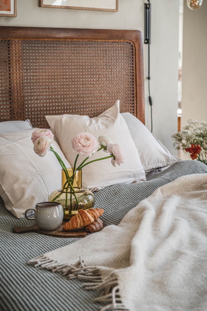 Weihen Sie Ihr frisch dekoriertes Schlafzimmer mit einem Frühstück im Bett am Wochenende ein!
