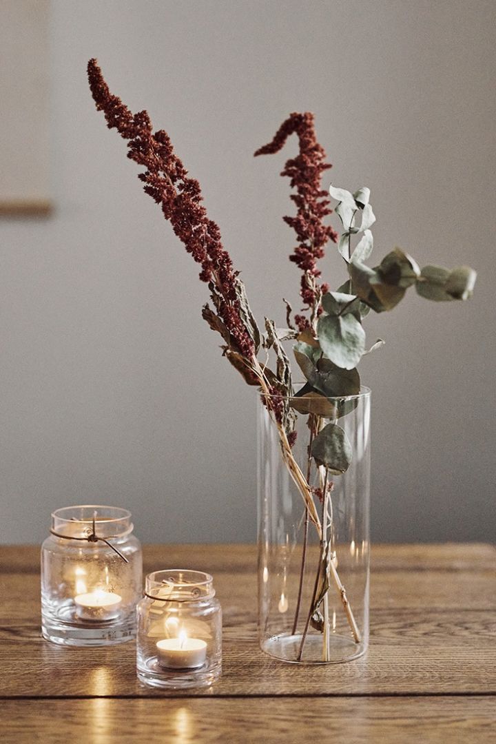Eine ERNST-Karaffe kann auch als Vase auf dem Tisch zusammen mit Kerzenlichtern verwendet werden. 