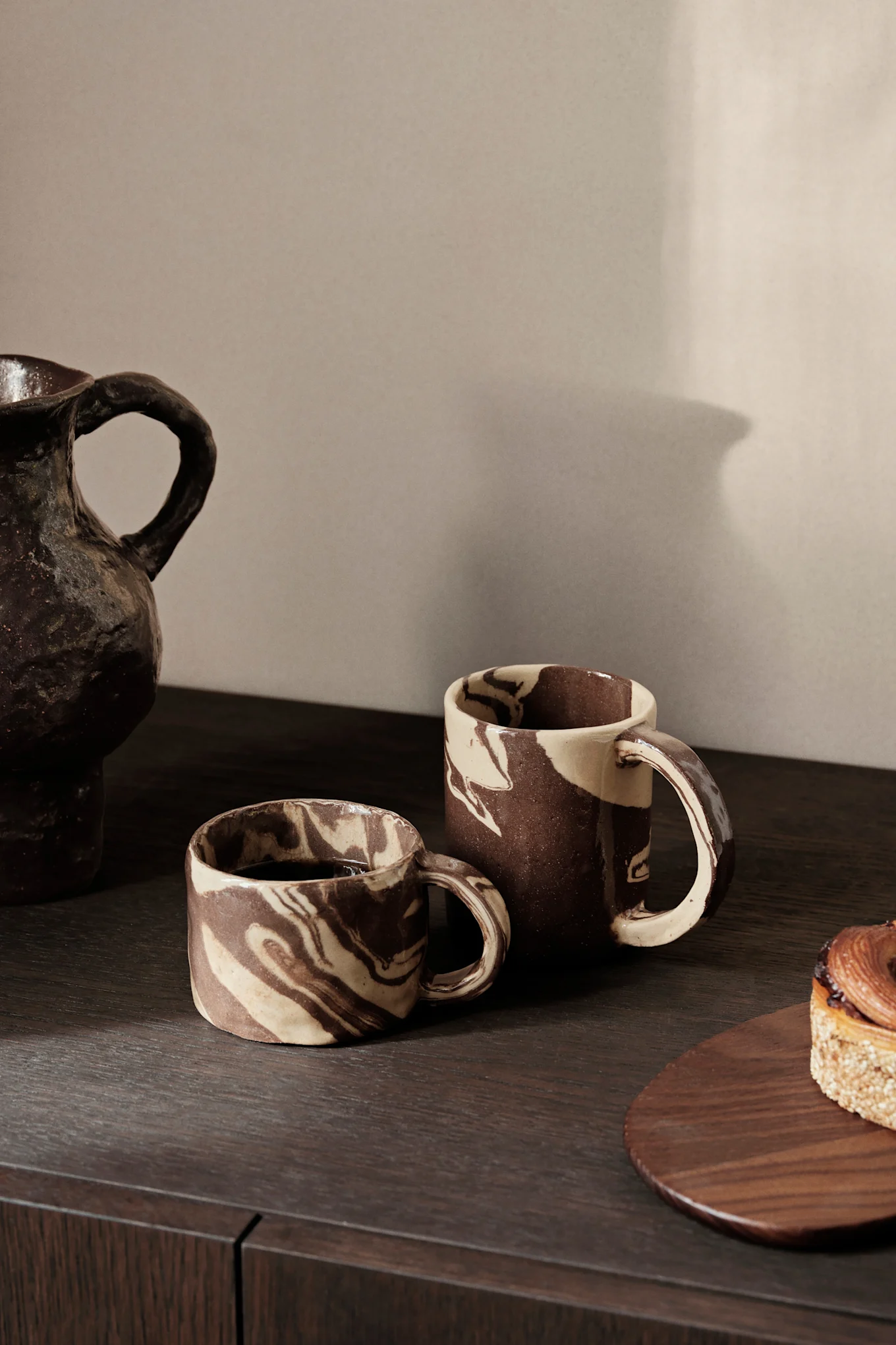 Brauntöne sind einer der Einrichtungstrends 2025, hier sehen Sie den Becher Ryu von ferm living mit seinem Mix aus Beige und Braun.