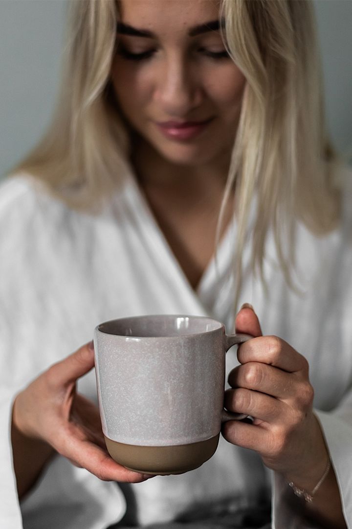 Rustikaler Kaffeebecher Fossil von Scandi Living.