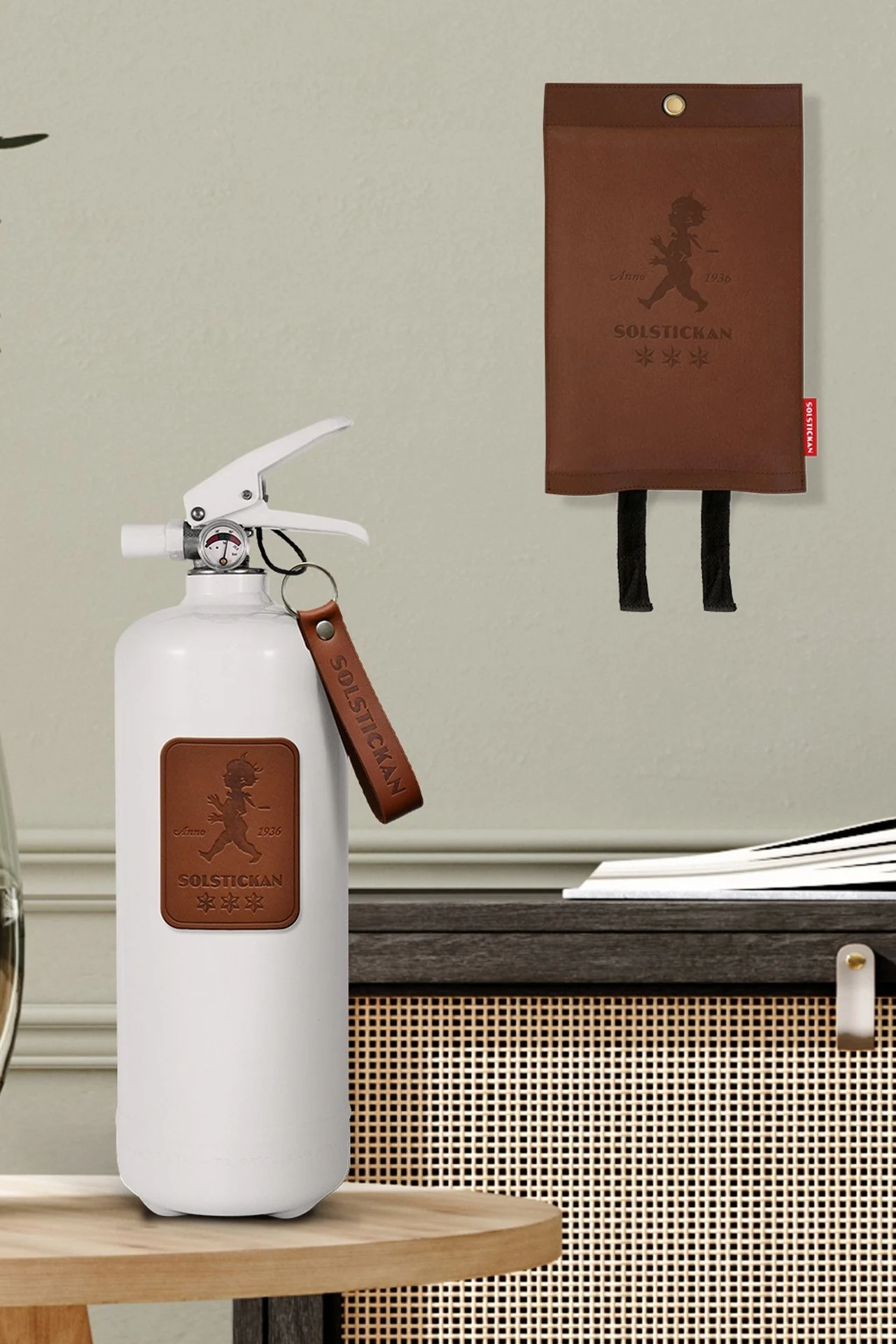 Die Sicherheit von geliebten Personen liegt uns besonders am Herzen. Daher eignet sich ein stilvoller Feuerlöscher oder eine Branddecke von Solstickan als tolle Geschenkidee zum Vatertag.