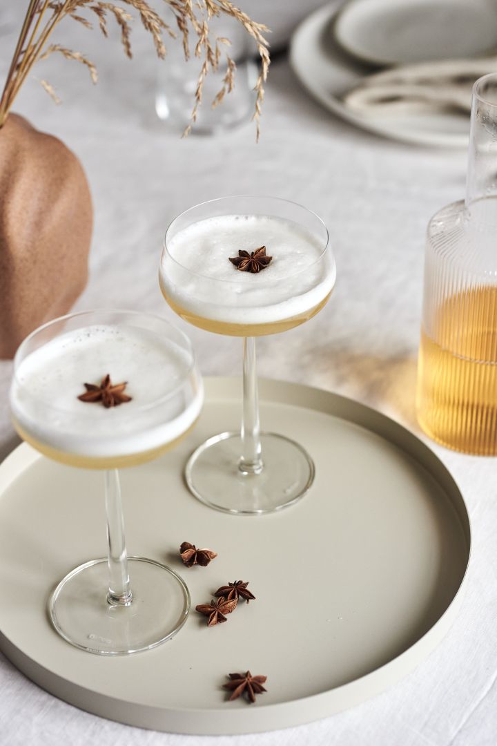 4 Cocktailrezepte für besondere Anlässe – ein gelungenes Fest. Cocktails aus dem Essence Glas von Iittala und auf einem Tablett von Cooee Design.