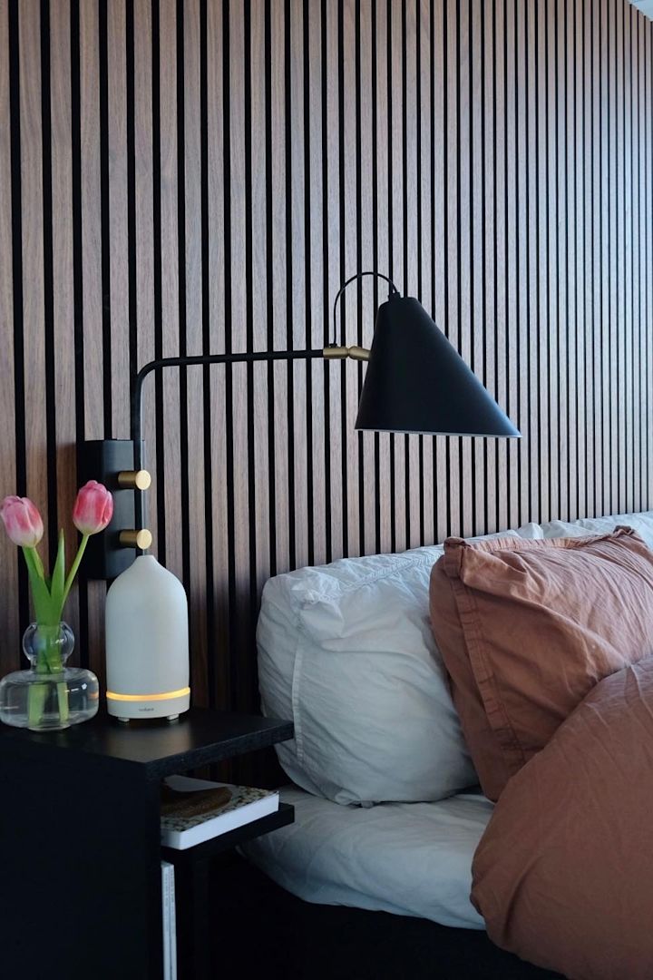 Boho und weitere Einrichtungsstile: Im Schlafzimmer von @husetvidklippan sorgt die schwarze Club Wandleuchte von House Doctor für einen industriellen Look.