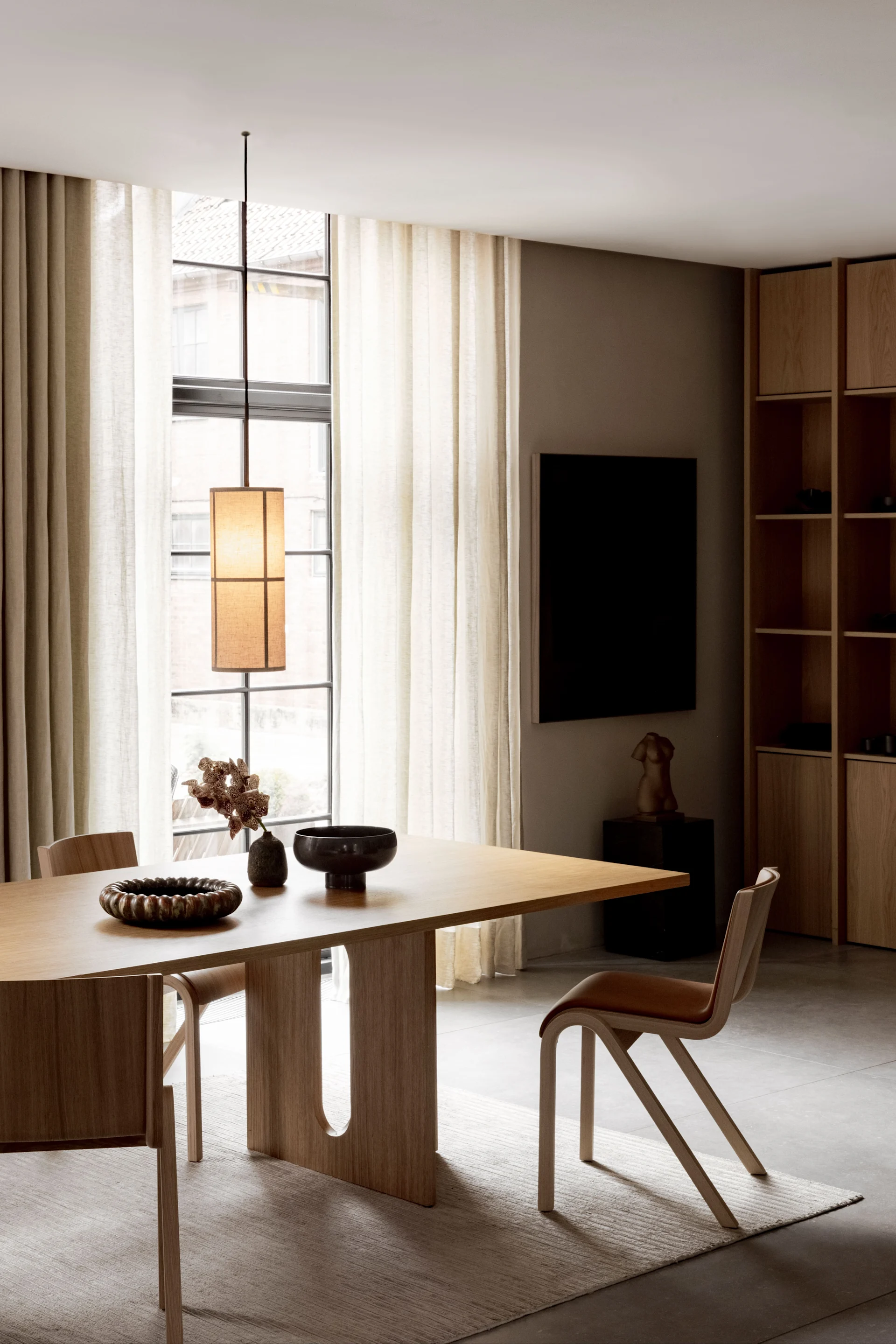 Ein Essbereich mit Möbeln von Audo Copenhagen wird von der Hashira-Pendelleuchte beleuchtet.