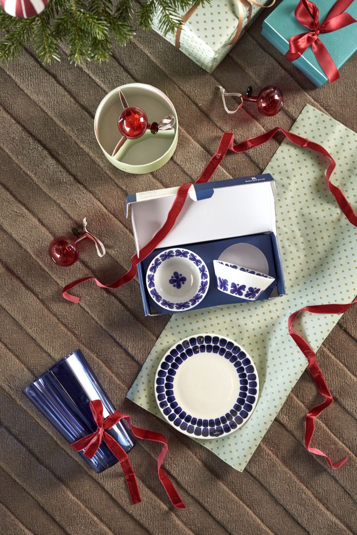 Verschenken Sie dieses Weihnachten skandinavische Designfavoriten. Hier sehen Sie ein Weihnachtsgeschenkset, das die Mon Amie Schalen mit dem Tuokio Teller und der Alvar Aalto Vase von Iittala kombiniert. 
