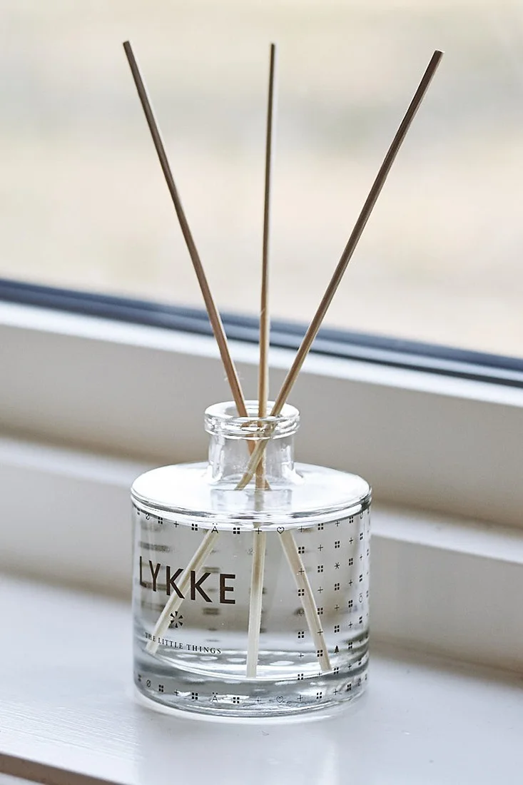 Die Lykke Duftstäbchen von Skandinavisk verbreiten einen herrlichen Duft, der die Sinne kitzelt.