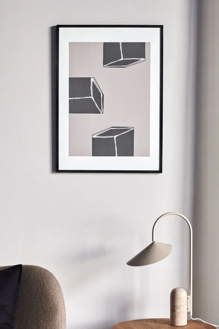 17 stilvolle Poster zur Dekoration Ihres Zuhauses - hier das abstrakte Dimensions-Poster von Scandi Living in Grau- und Weißtönen, die grafische Würfel darstellen.